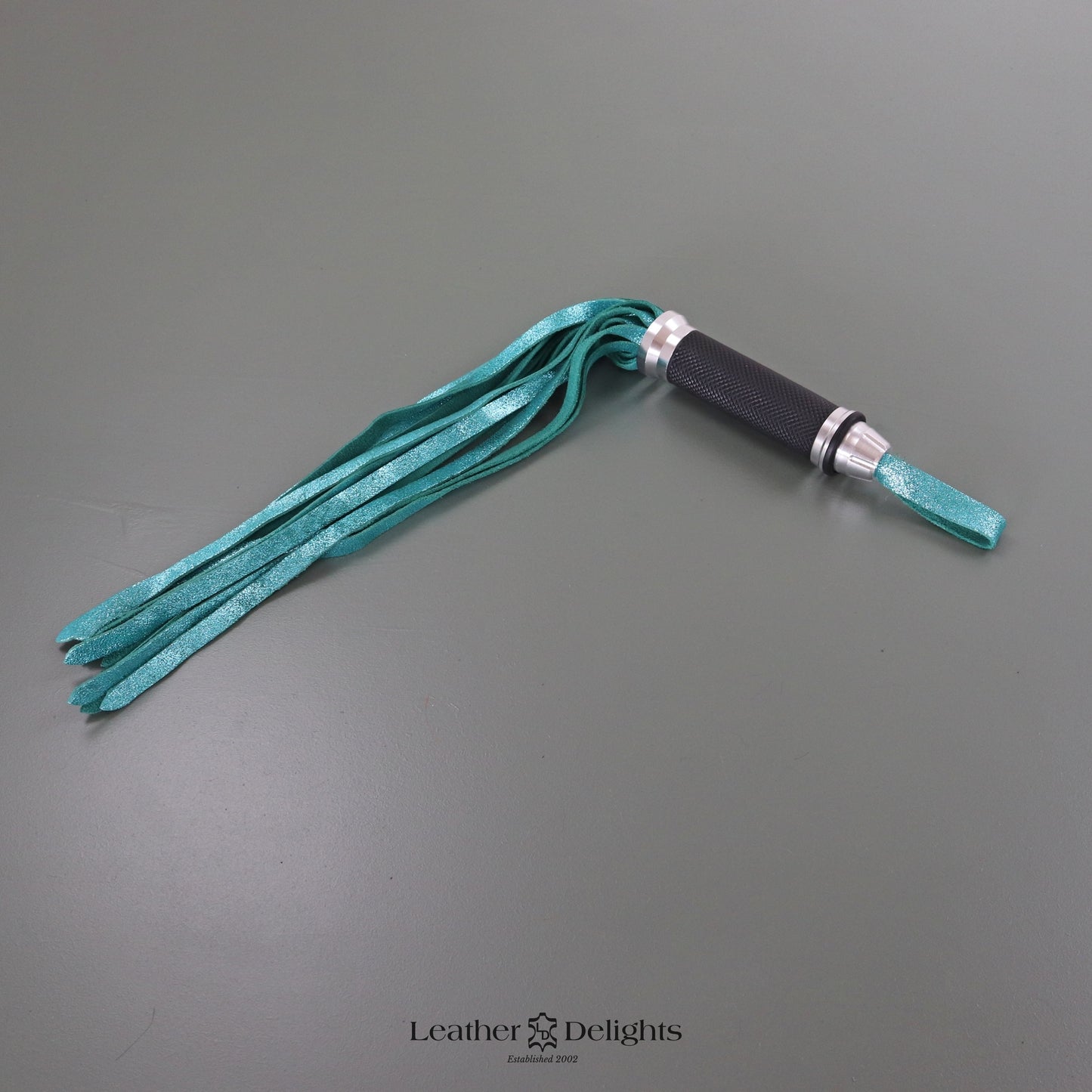 Flogger en daim aqua métallisé avec poignée argentée