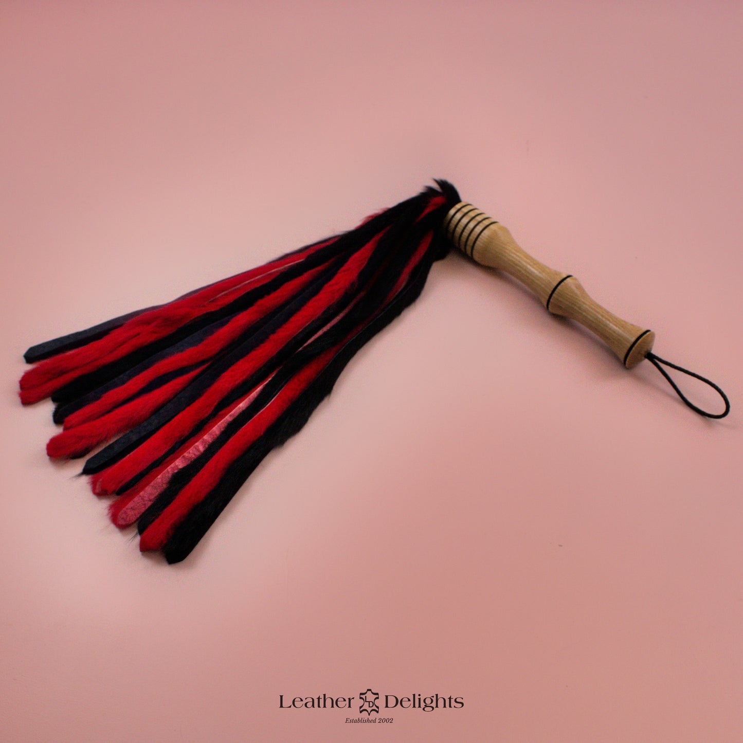Peitsche aus schwarzem und rotem Kaninchenfell