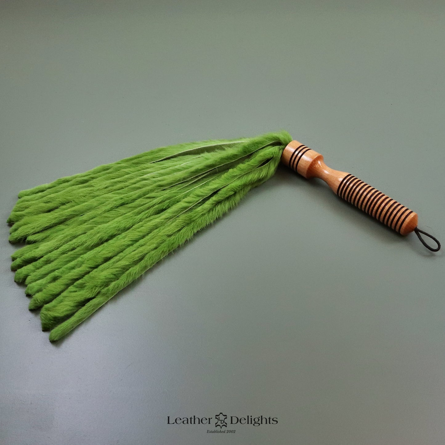 Lindgrüner Hasenfell-Flogger