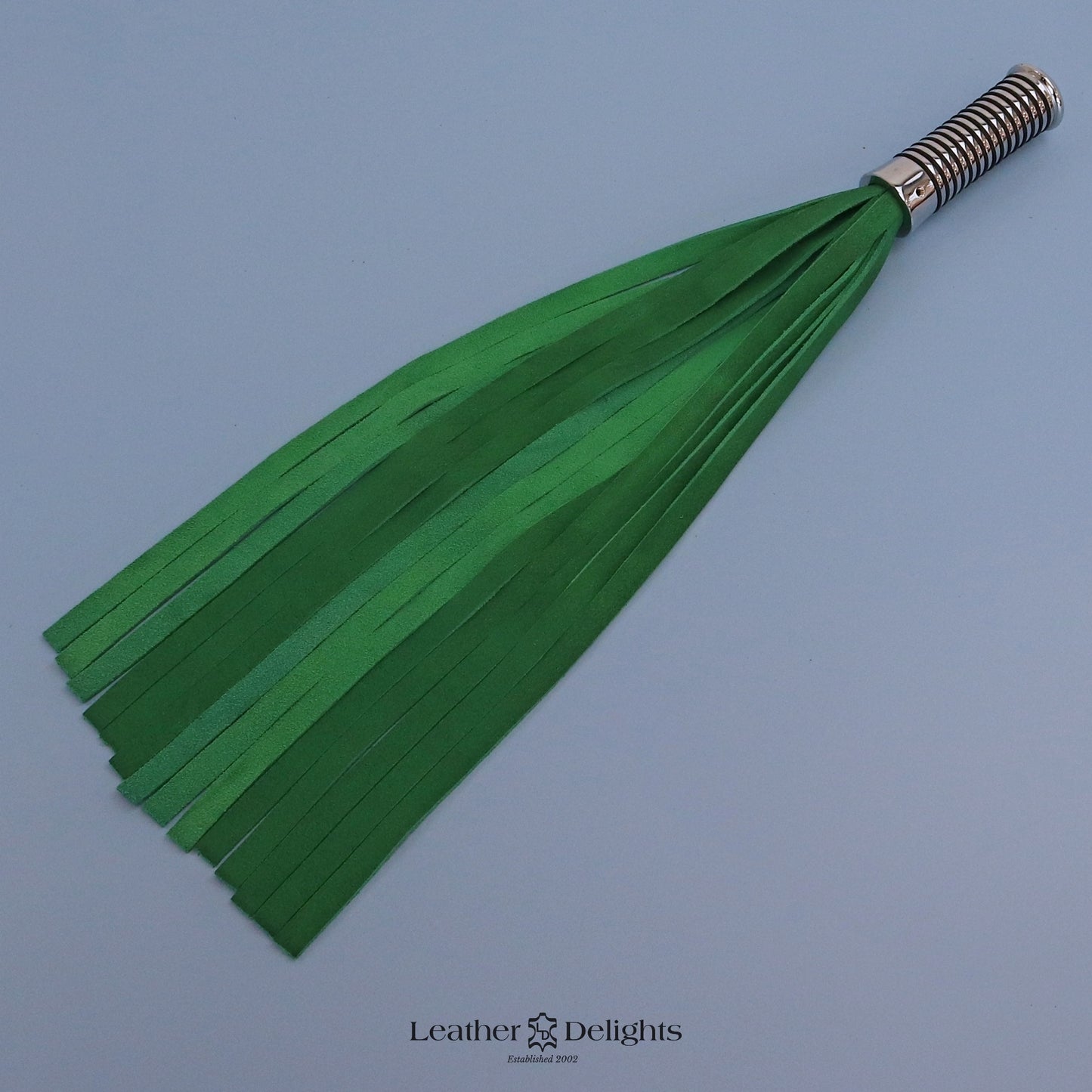 Flogger en cuir vert et noir avec poignée argentée