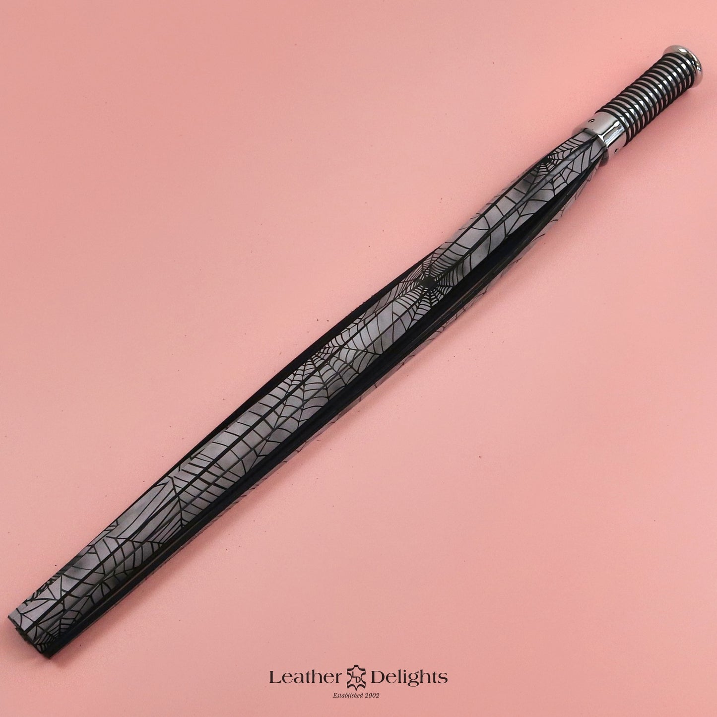 Grüne und schwarze Lederpeitsche mit silbernem Griff