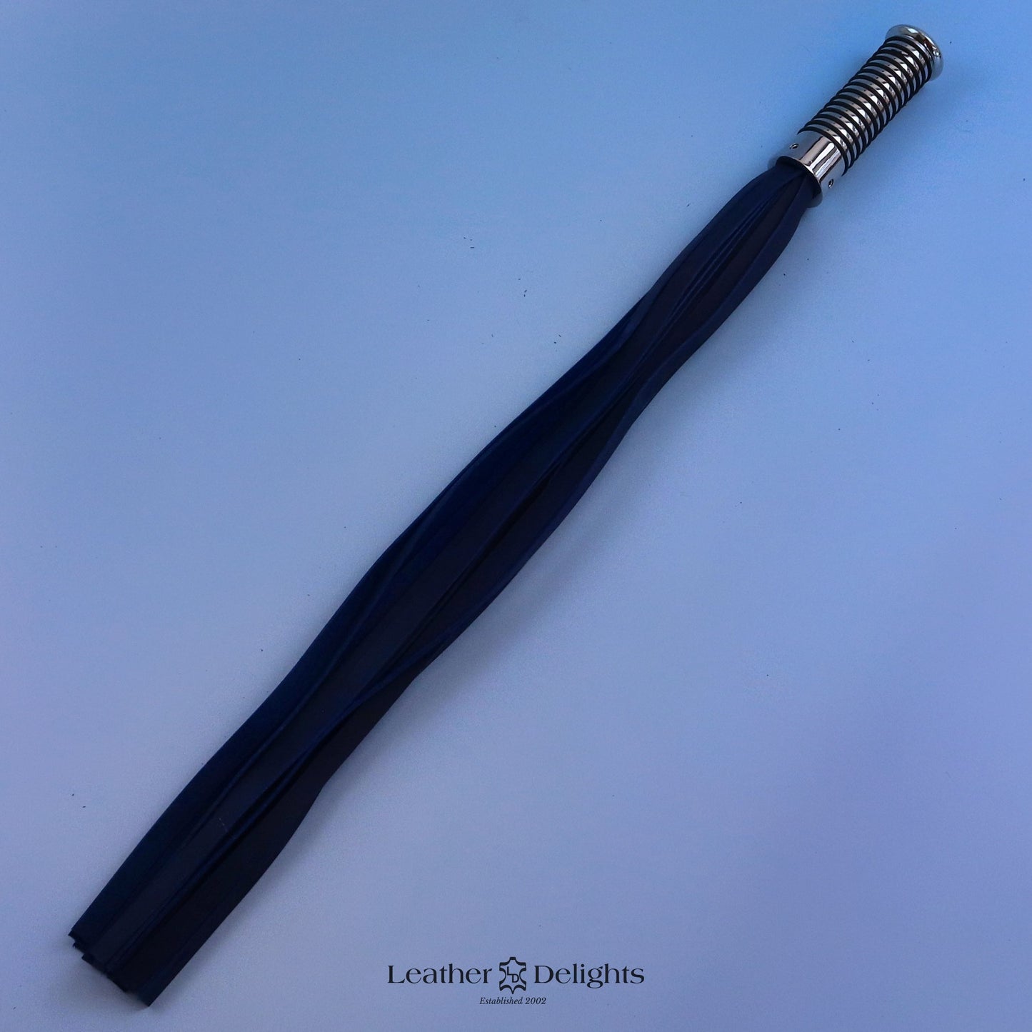 Flogger en cuir vert et noir avec poignée argentée