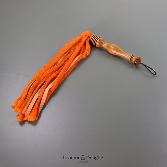 Orangefarbener Hasenfell-Flogger