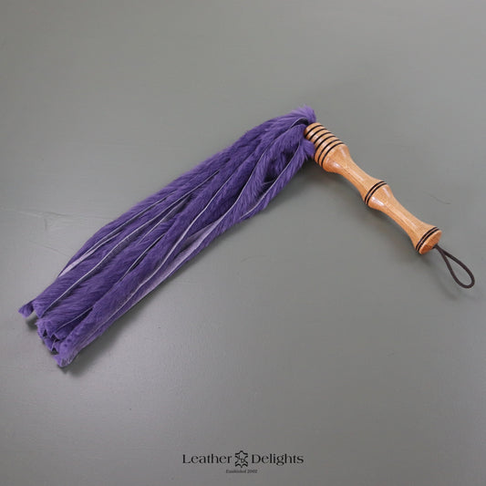 Flogger aus violettem Kaninchenfell