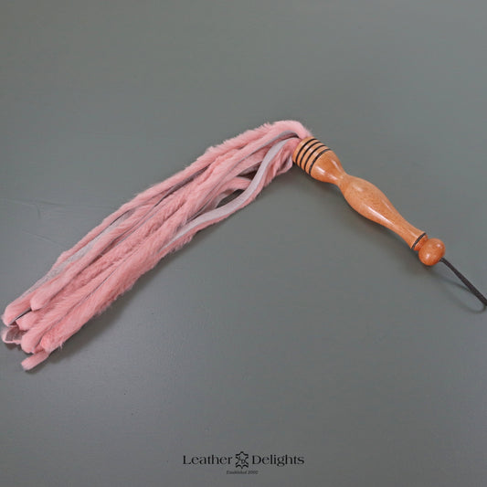 Peitsche aus babyrosa Kaninchenfell