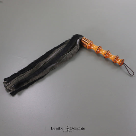 Peitsche aus Kaninchenfell in Schwarz und Waldgrün