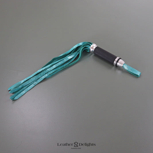 Metallic-Aqua-Wildleder-Peitsche mit silbernem Griff