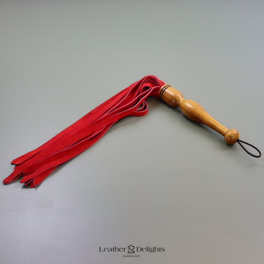 Roter Wildleder-Flogger