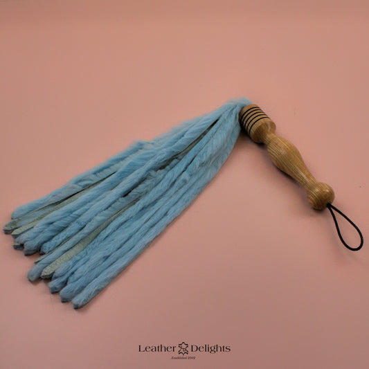 Peitsche aus babyblauem Kaninchenfell
