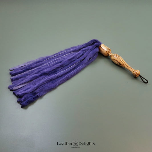 Flogger aus violettem Kaninchenfell