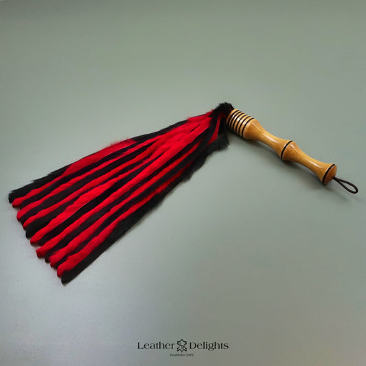 Peitsche aus schwarzem und rotem Kaninchenfell