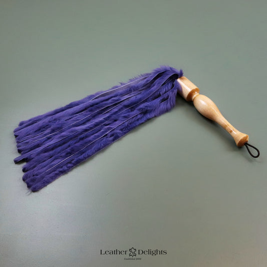 Flogger aus violettem Kaninchenfell