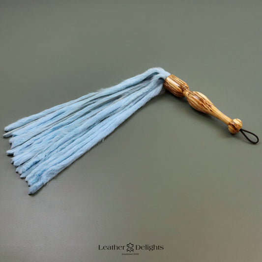 Peitsche aus babyblauem Kaninchenfell
