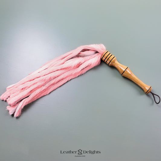 Peitsche aus babyrosa Kaninchenfell